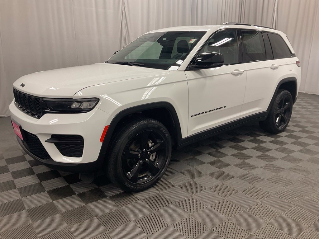 Used 2024 Jeep Grand Cherokee Altitude AWD/4WD image 5