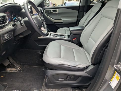 Used 2021 Ford Explorer XLT w/ Equipment Group 202A image 9