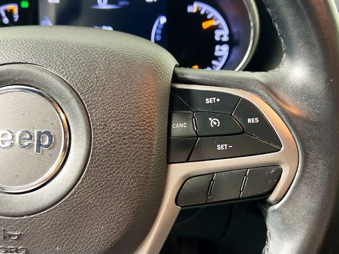 Used 2019 Jeep Grand Cherokee Laredo image 19