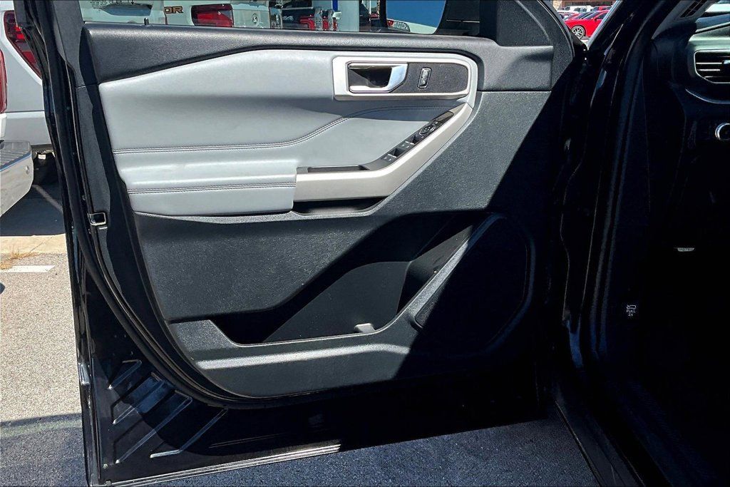 Used 2021 Ford Explorer XLT w/ Equipment Group 202A AWD/4WD image 18