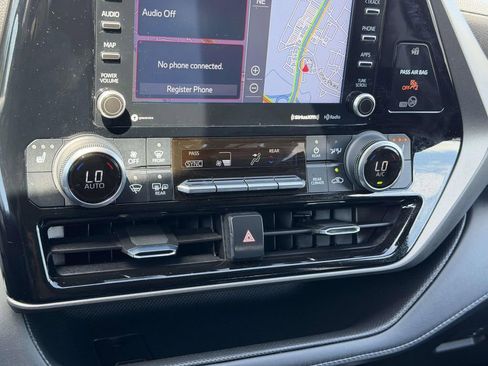 Used 2022 Toyota Highlander XLE AWD/4WD image 5