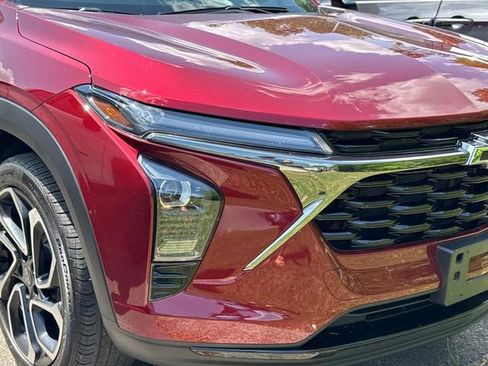 Used 2025 Chevrolet Trax RS w/ Sunroof Package FWD image 3