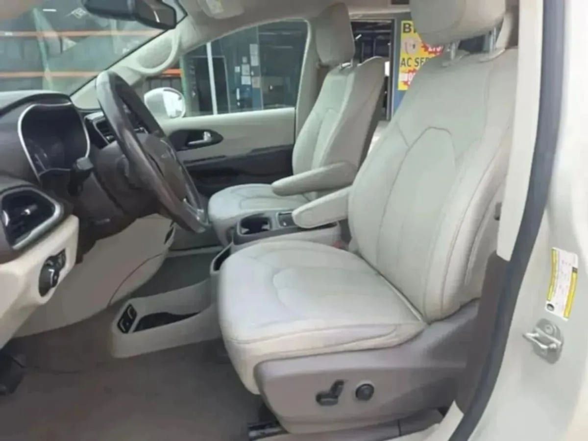 Used 2020 Chrysler Pacifica Touring-L Plus w/ Tire & Wheel Group FWD image 5