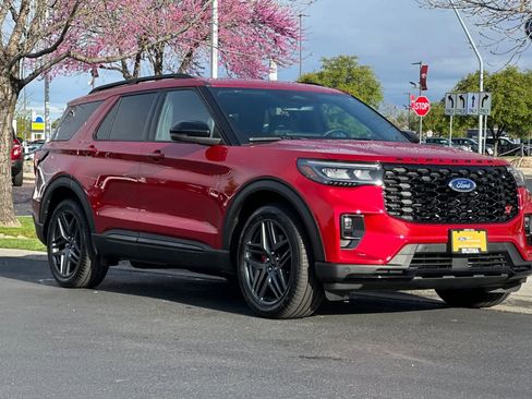 Certified 2025 Ford Explorer ST image 9