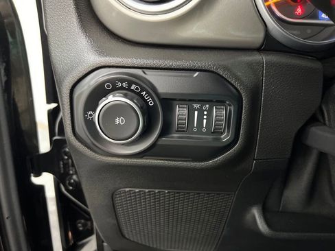 Used 2020 Jeep Wrangler Unlimited Sahara AWD/4WD image 36