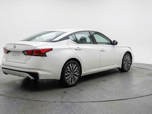 Used 2025 Nissan Altima 2.5 SV FWD image 9