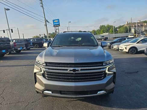 Used 2022 Chevrolet Suburban LT w/ Luxury Package AWD/4WD image 3