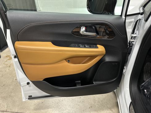 Used 2023 Chrysler Pacifica Pinnacle image 14