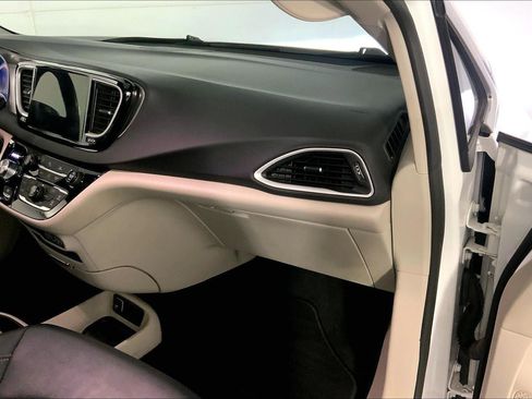 Used 2024 Chrysler Pacifica Touring-L FWD image 16