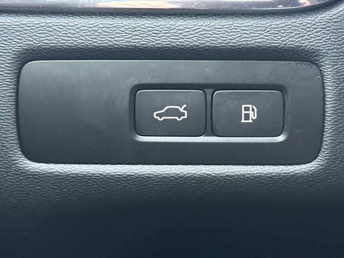 Certified 2024 Volvo XC60 T8 Ultimate w/ Climate Package image 32