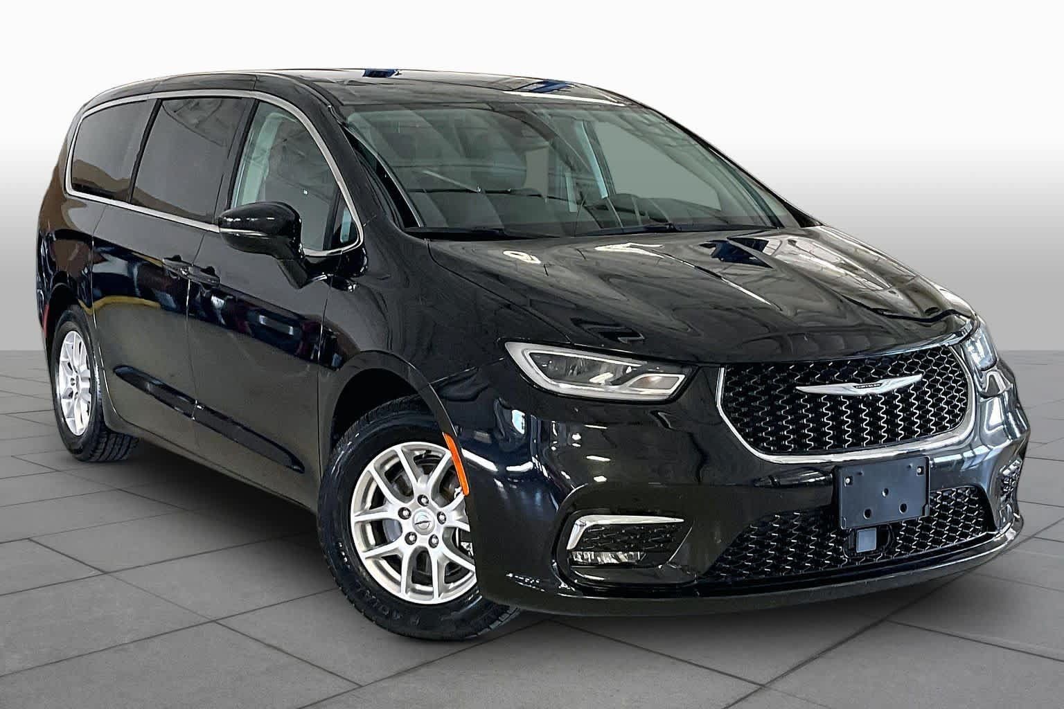 Used 2024 Chrysler Pacifica Touring-L FWD image 2