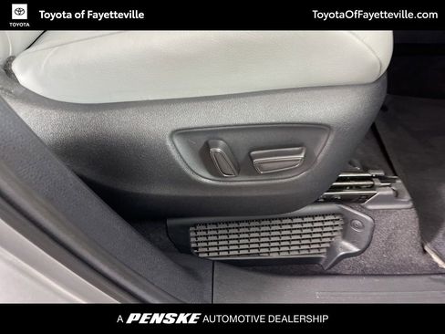 Certified 2025 Toyota Sienna XLE FWD image 8
