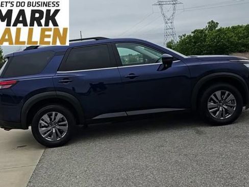 Used 2025 Nissan Pathfinder SV FWD image 9
