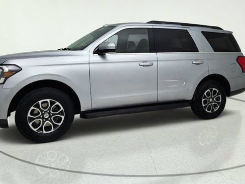Used 2024 Ford Expedition XLT RWD image 2