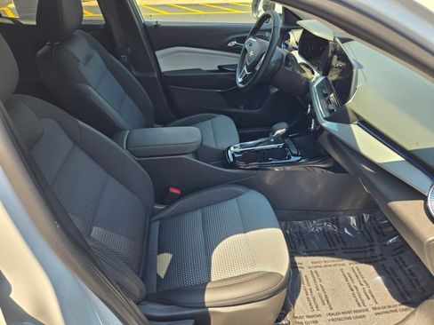 Certified 2025 Chevrolet Trax LT w/ LT Convenience Package FWD image 6