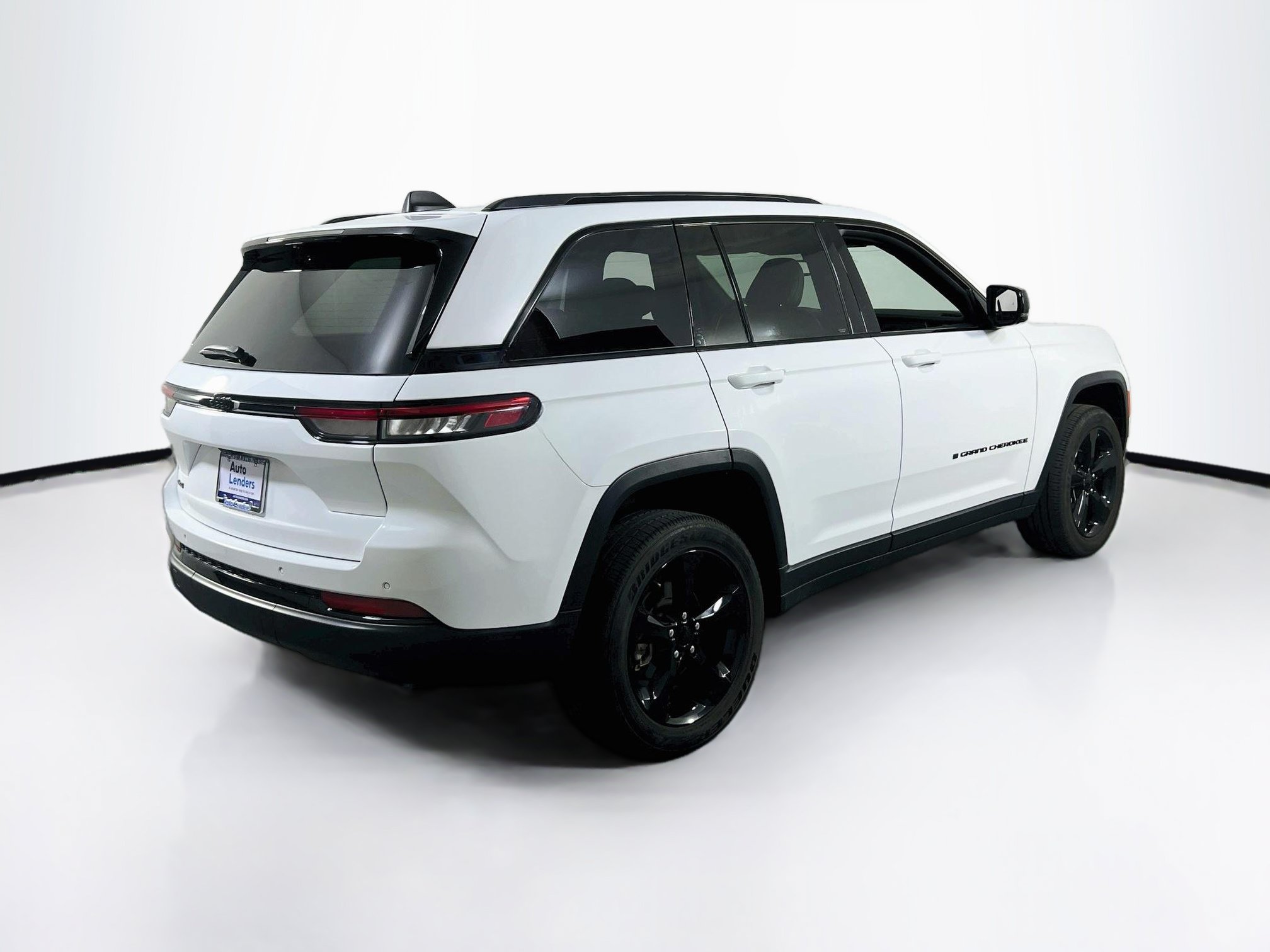 Used 2023 Jeep Grand Cherokee Altitude AWD/4WD image 5