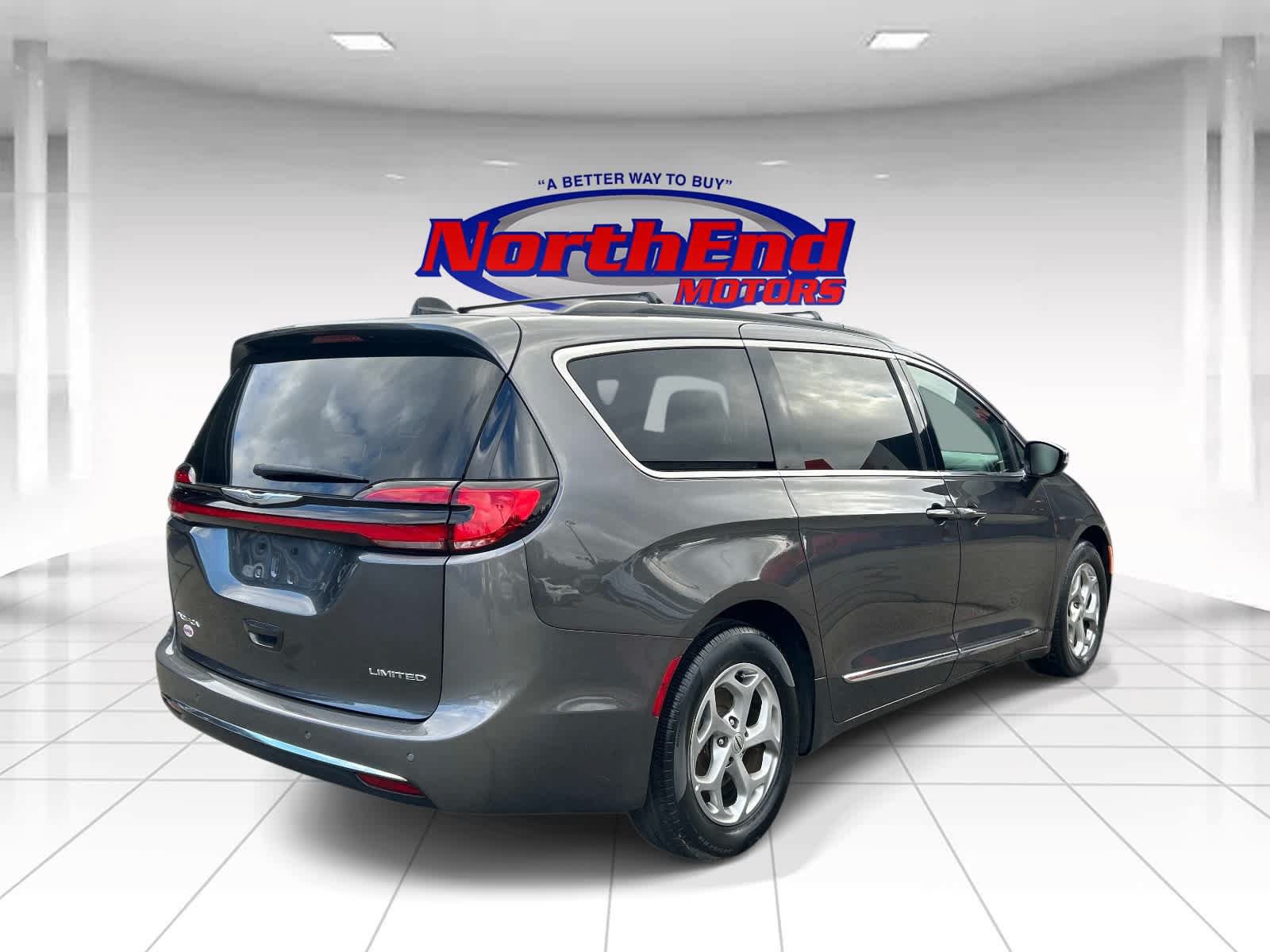 Used 2023 Chrysler Pacifica Limited FWD image 3