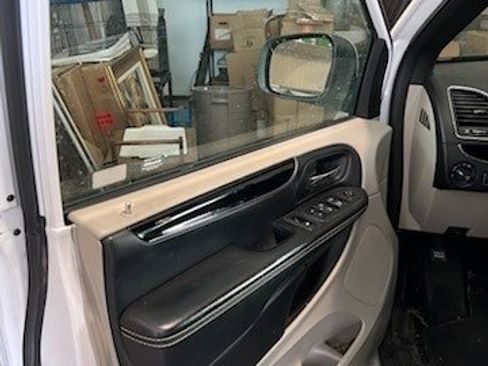 Used 2019 Dodge Grand Caravan SXT image 3