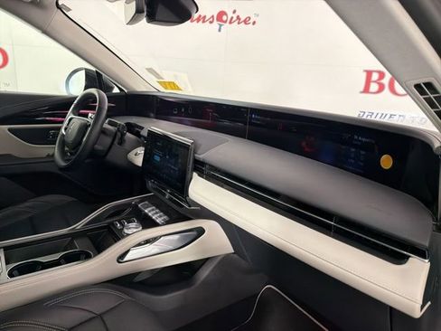 Used 2025 Lincoln Nautilus Premier image 17