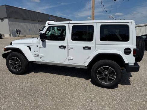 Used 2023 Jeep Wrangler Unlimited Sahara AWD/4WD image 36