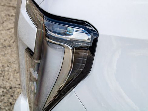 Used 2025 GMC Yukon XL Denali AWD/4WD image 12