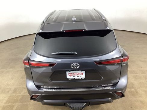 Used 2024 Toyota Highlander XLE AWD/4WD image 11