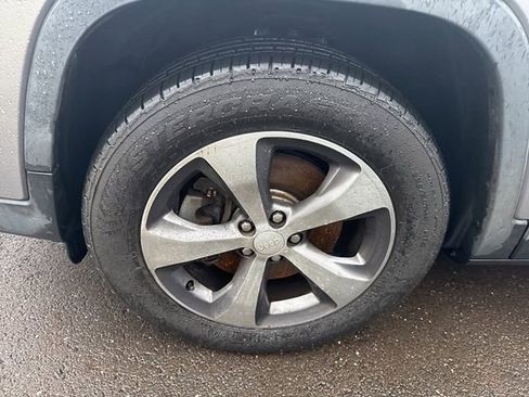 Used 2019 Jeep Cherokee Limited image 8