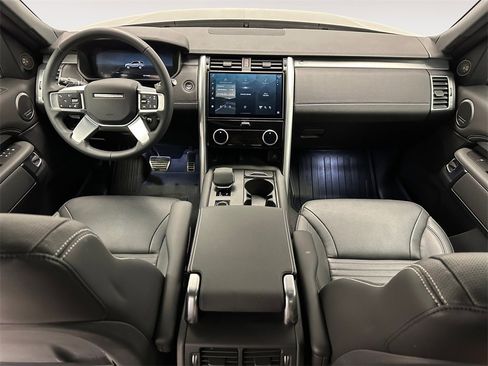 Used 2024 Land Rover Discovery Dynamic SE image 10