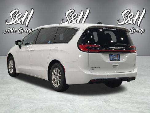 Used 2025 Chrysler Pacifica Select FWD image 17