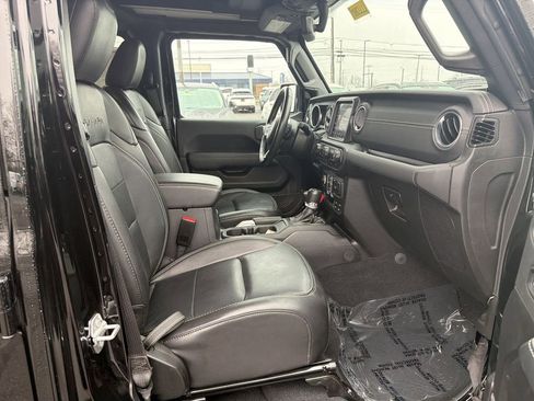 Used 2022 Jeep Wrangler Unlimited Sahara w/ Cold Weather Group AWD/4WD image 16