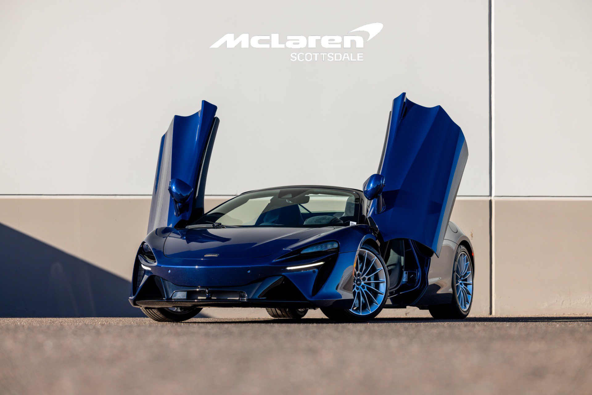 Used 2025 McLaren Artura Spider RWD image 2