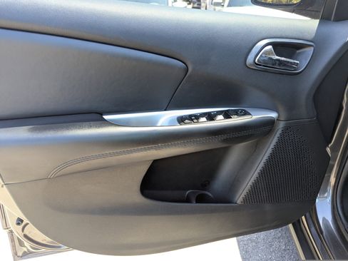 Used 2020 Dodge Journey SE w/ SE Popular Equipment Group FWD image 18