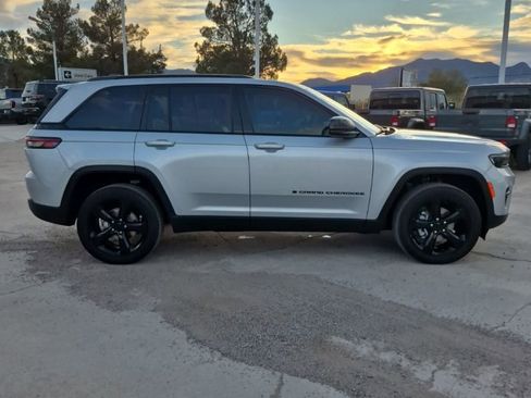 Used 2023 Jeep Grand Cherokee Altitude AWD/4WD image 4
