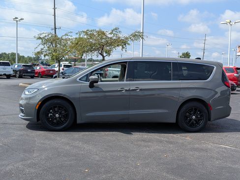 Used 2023 Chrysler Pacifica Touring-L FWD image 5