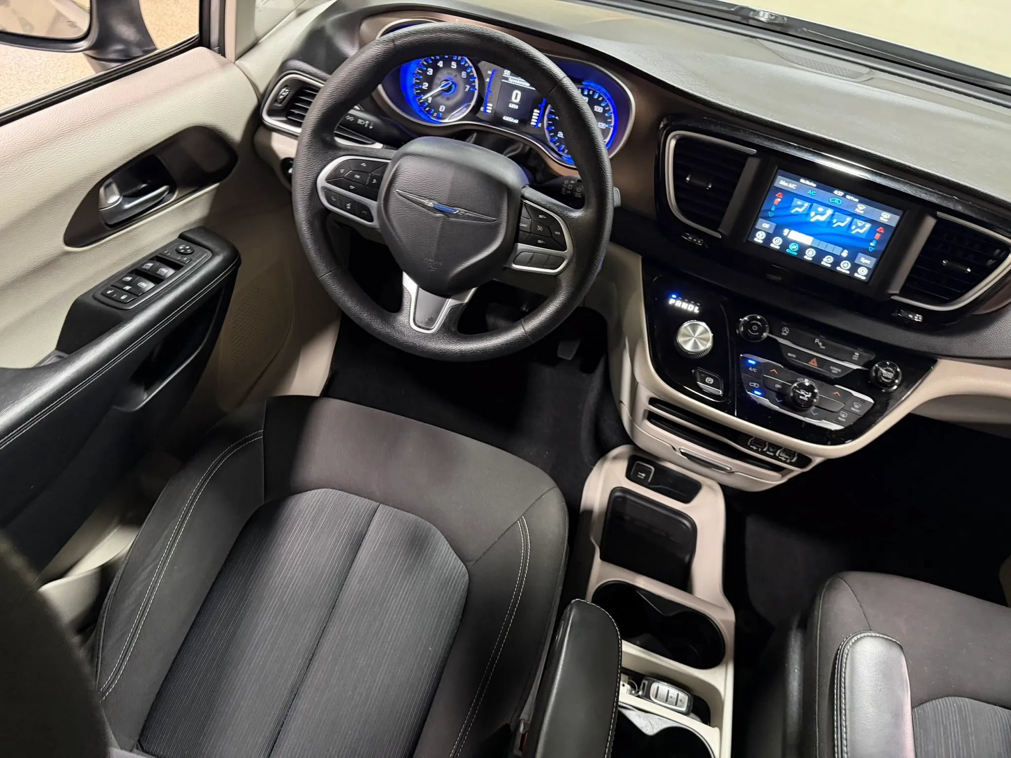 Used 2021 Chrysler Voyager L FWD image 51