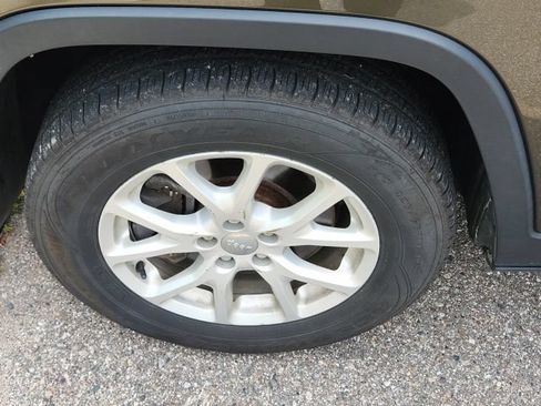 Used 2015 Jeep Cherokee Latitude AWD/4WD image 5