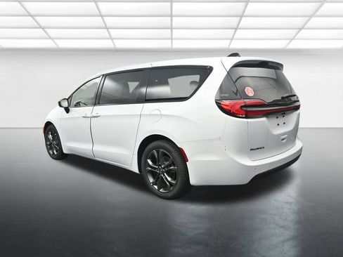 New 2026 Chrysler Pacifica Select image 6
