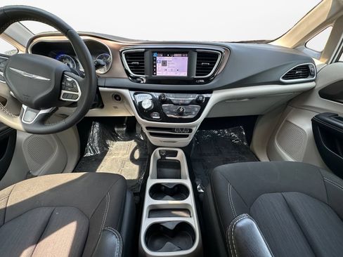 Used 2022 Chrysler Voyager LX FWD image 11