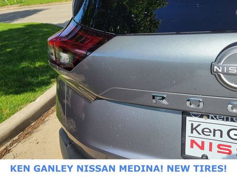 Used 2023 Nissan Rogue SV AWD/4WD image 16