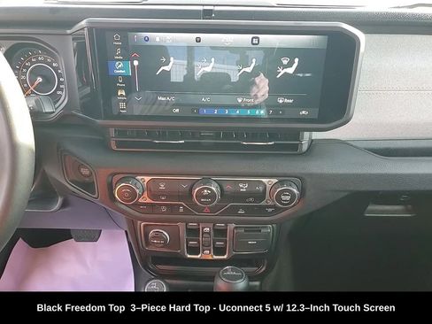 Used 2025 Jeep Gladiator Sport image 19