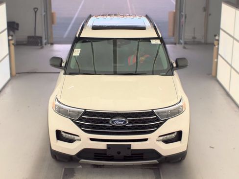 Used 2023 Ford Explorer XLT w/ Equipment Group 202A AWD/4WD image 2