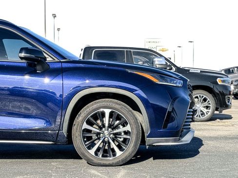 Used 2021 Toyota Highlander XSE FWD image 9