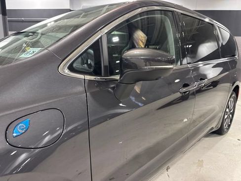 Used 2023 Chrysler Pacifica Touring-L FWD image 5