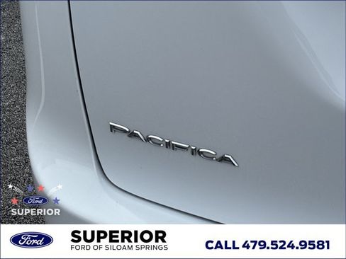 Used 2024 Chrysler Pacifica Touring-L FWD image 6