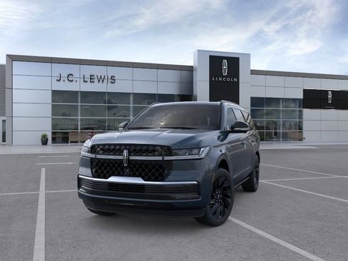 New 2026 Lincoln Navigator Reserve w/ Jet Appearance Package AWD/4WD image 3