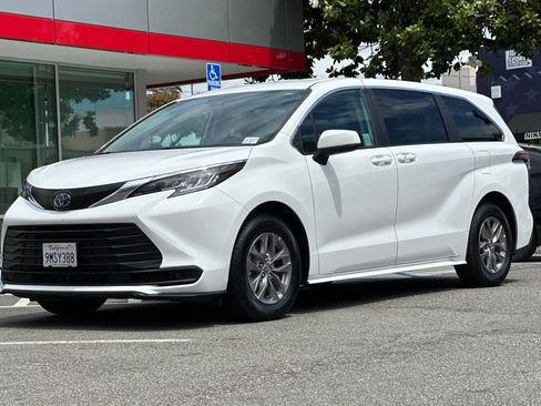Certified 2023 Toyota Sienna LE FWD image 8
