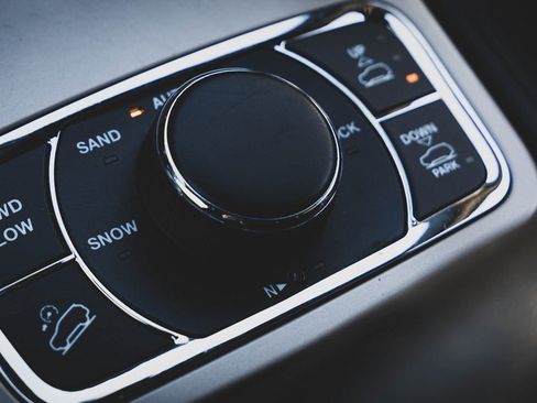 Used 2015 Jeep Grand Cherokee Overland image 18