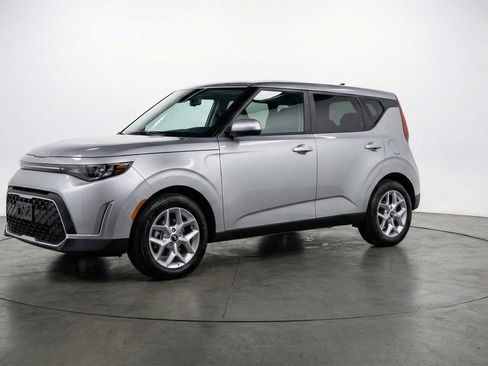 Used 2025 Kia Soul LX w/ LX Technology Package FWD image 3