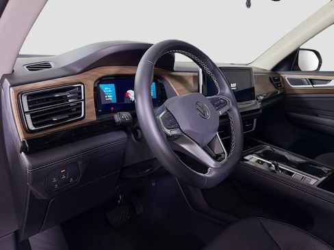 Used 2025 Volkswagen Atlas SE FWD image 9