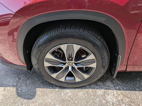 Used 2021 Toyota Highlander XLE image 28